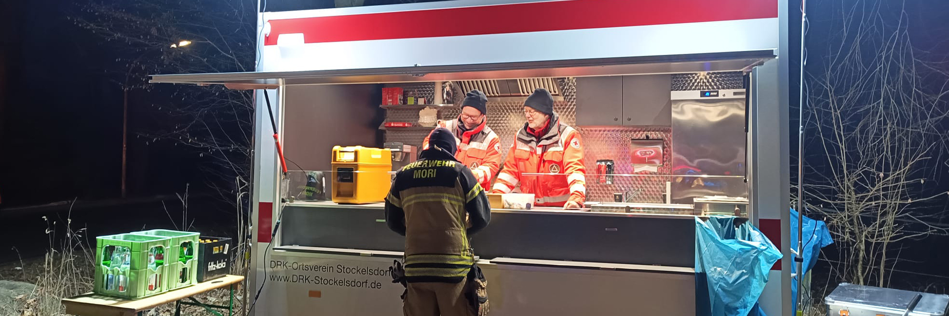 Betreuung Feuerwehrmann wird am Verpflegungsanhänger betreut