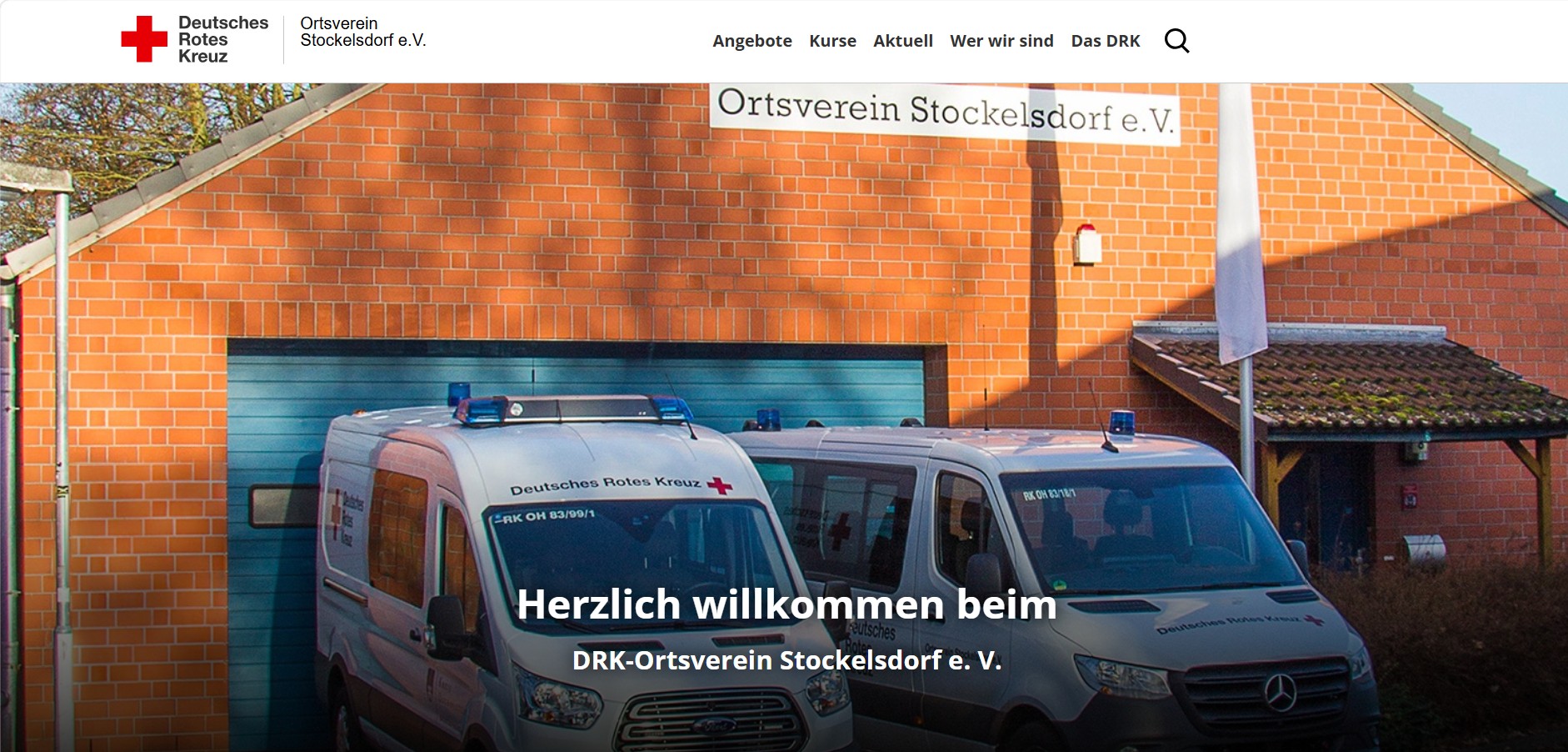 Fahrzeuge vor der DRK Unterkunft