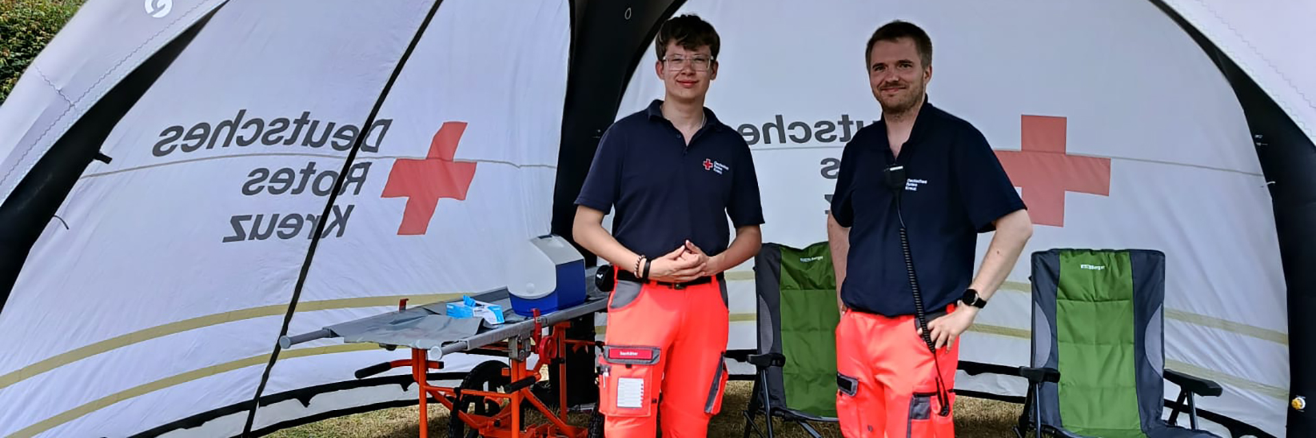 Sanitätsdienst Zwei Sanitäter im Zelt